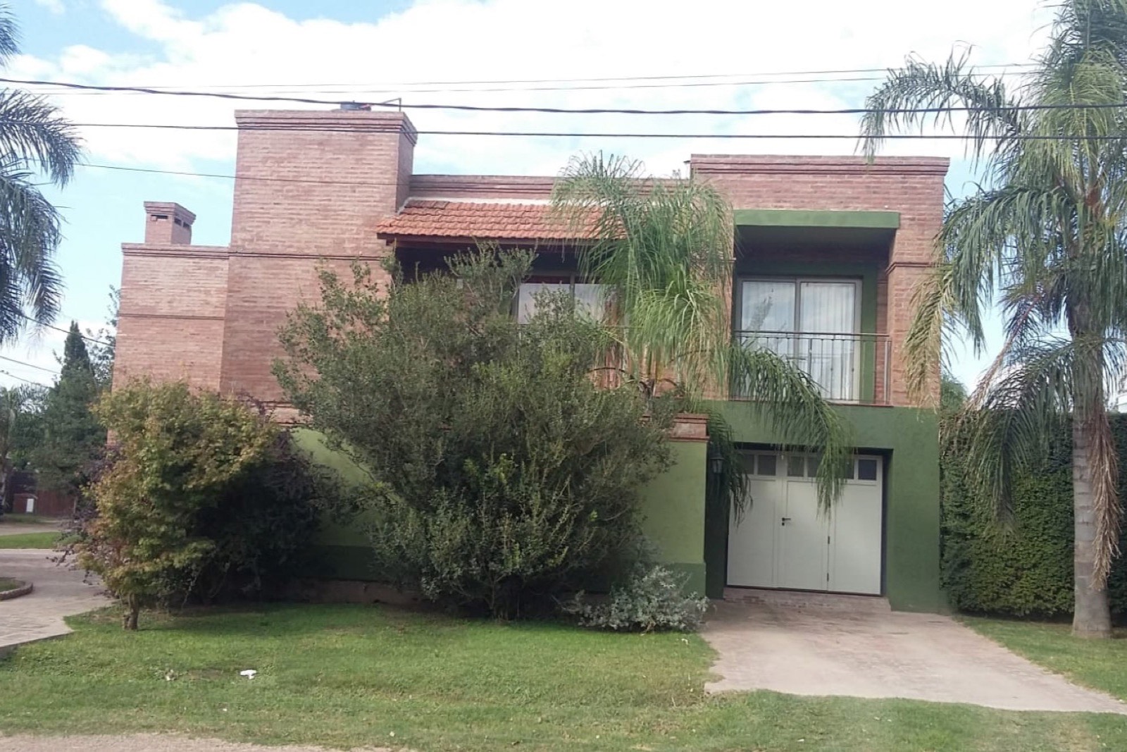 Foto 2 de COD-007: Casa de dos plantas en ladrillo visto con parque