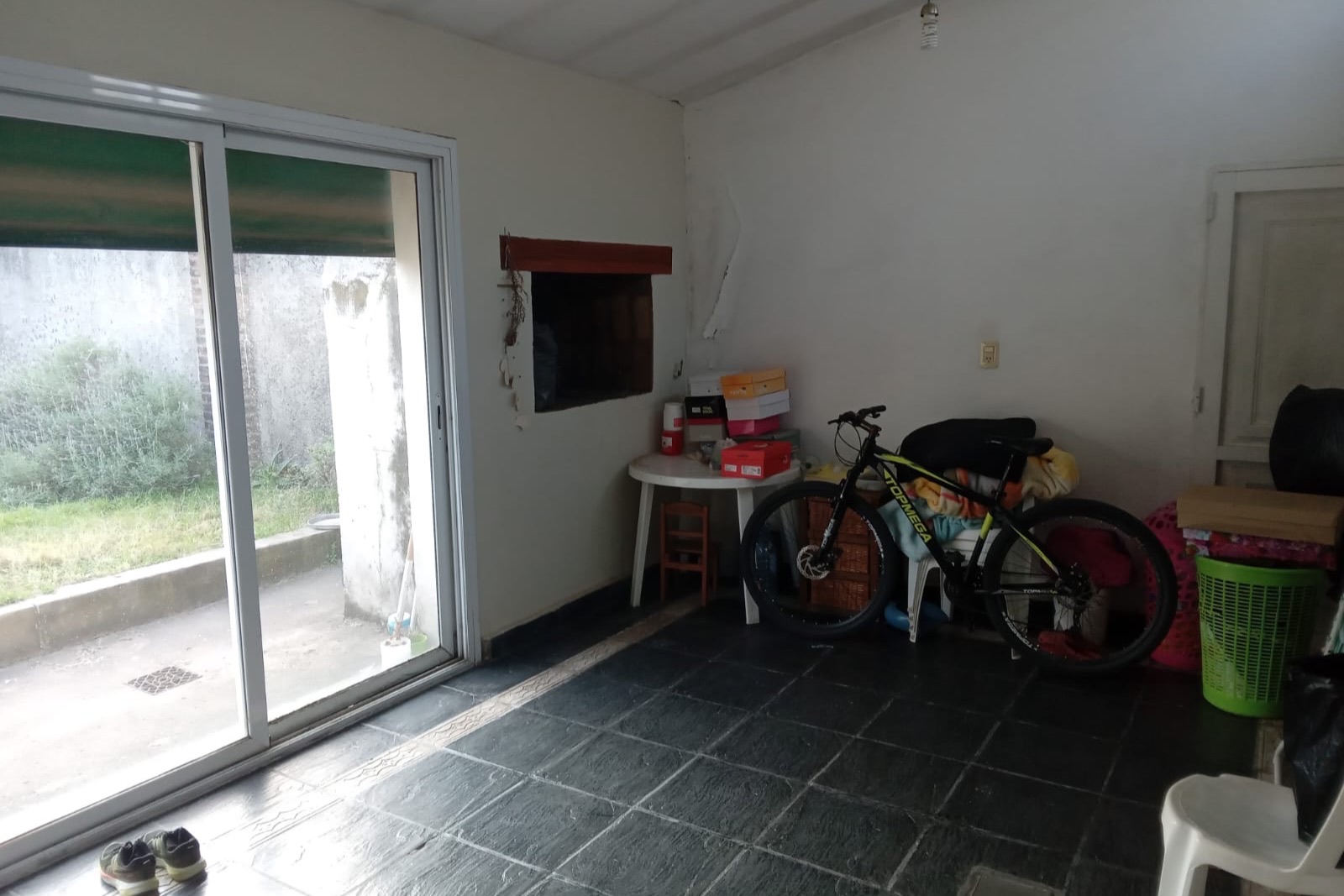Foto 2 de COD-010: Casa de 2 dormitorios con galería y asador en Barrio Ameghino