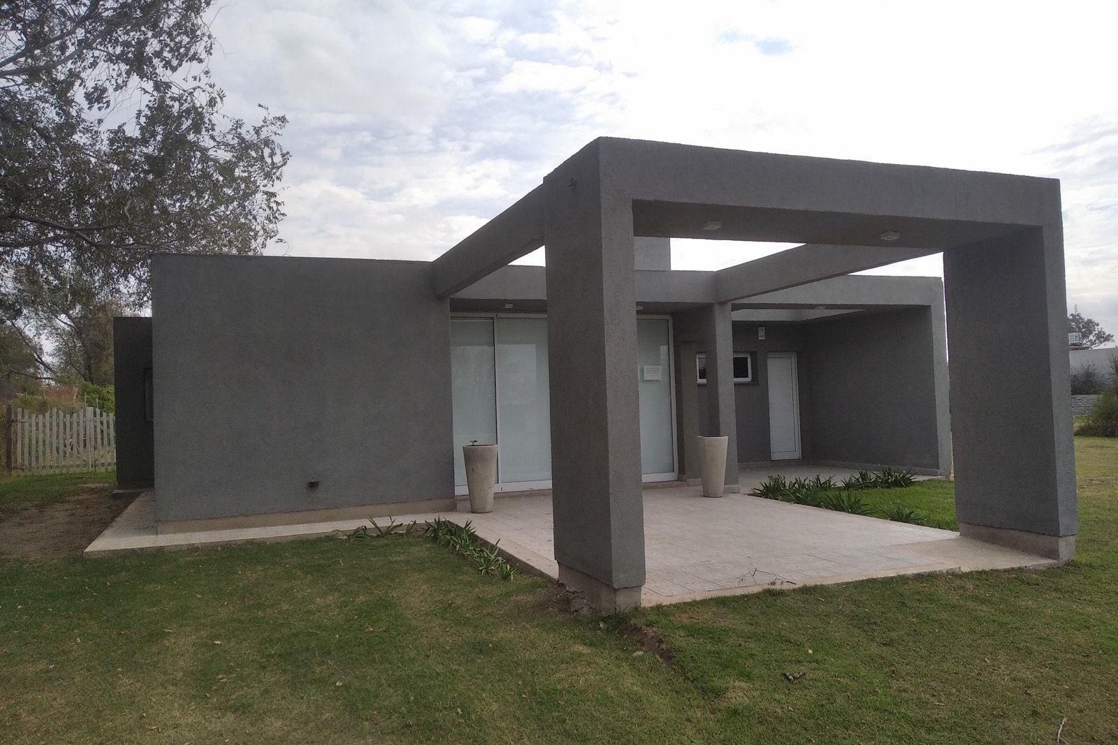 Foto 2 de COD-016: Casa quinta moderna con pileta y salón de eventos